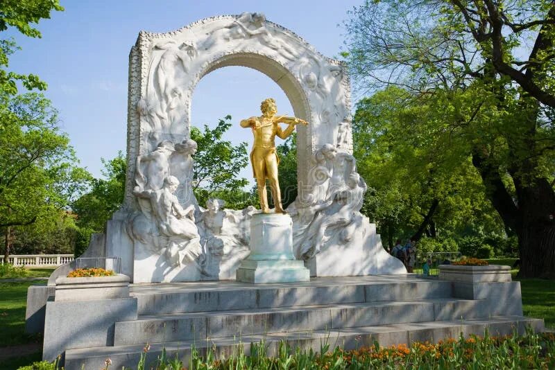В какой стране находится памятник штраусу. Австрия памятник штраусу. иоганн штраус золотой памятник. вена австрия памятник иоганну штраусу. мемориальный парк штрауса.
