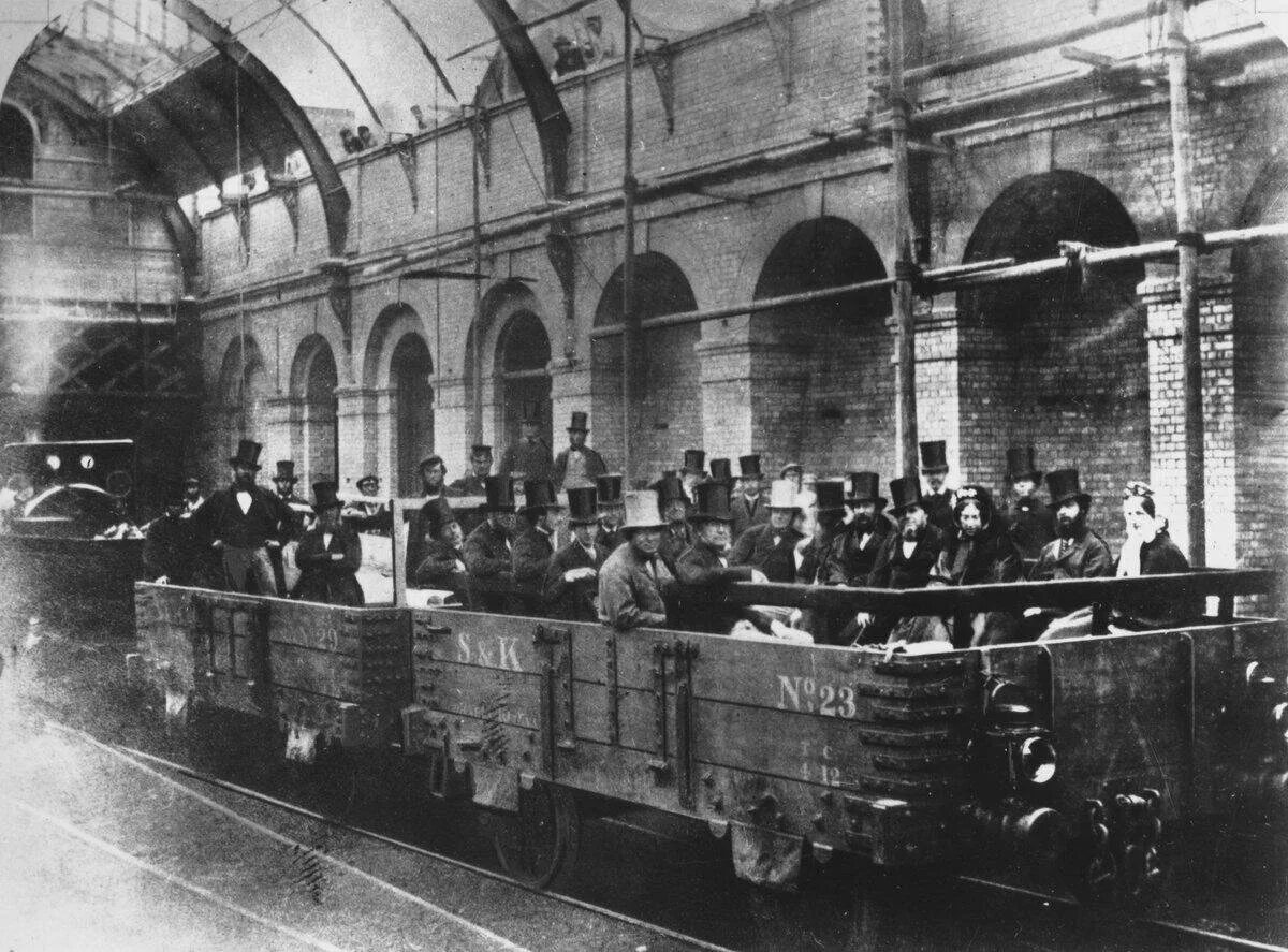 Лондон станция метро 1863. Метрополитен в лондоне 1863. Метрополитен в лондоне 1863. Метро впервые появилось. Метро впервые появилось.