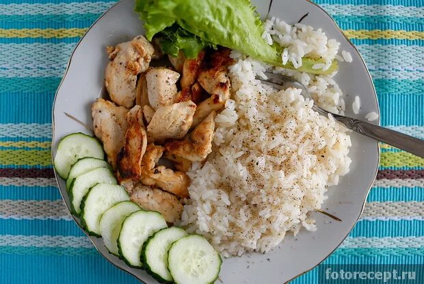 Грудка с овощами калорийность. Куриная грудка с рисом. Рис с грудкой. Рис с куриной грудкой и овощами. Куриная грудка с рисом и овощами.