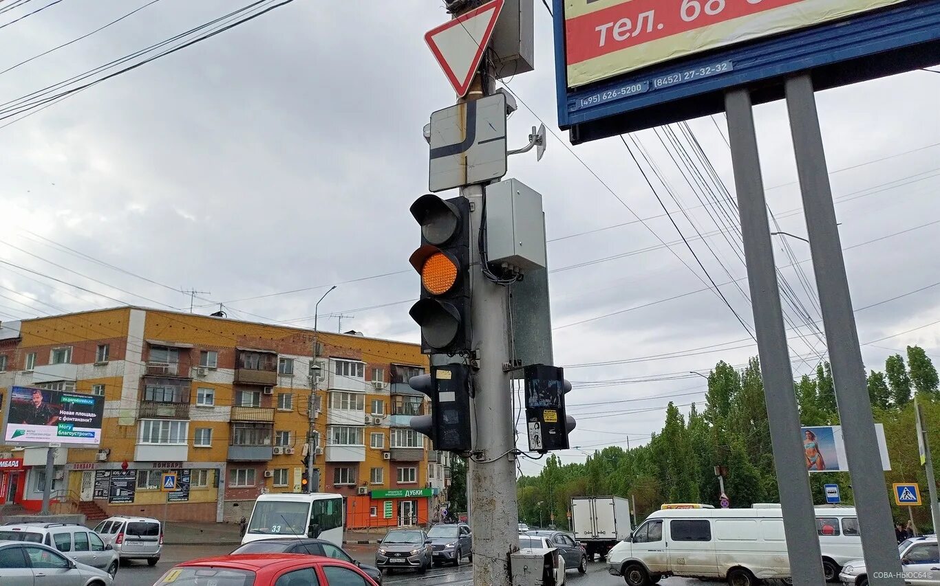 Светофор сыктывкар работа. Светофор городской. светофор в елшанке саратов. 24 светофора на 1 перекресток. перекресток саратов волга-1.