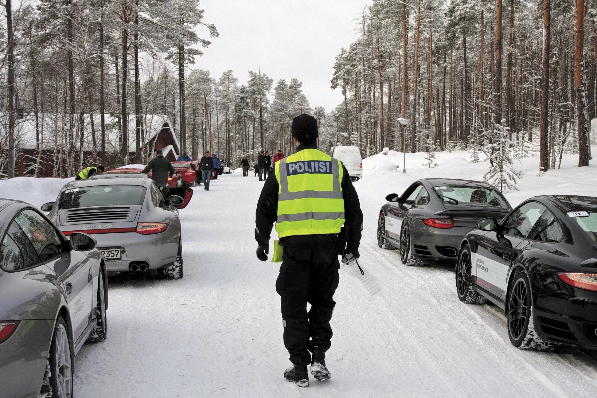 Безопасность финляндии. Полиция Финляндии. Финская полиция зимой. Зимняя форма финских полицейских. Полиция Финляндии зимой.