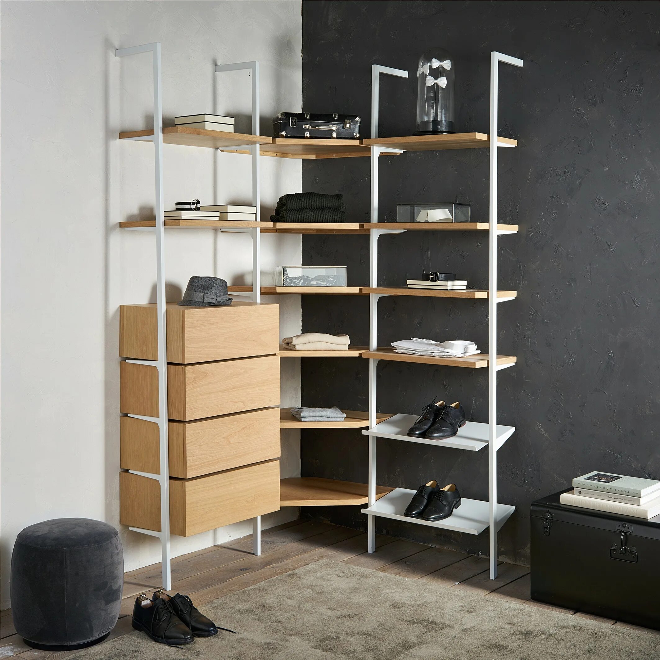 Система полок. Полки 606 vitsoe. Дизайнерский стеллаж в гостиную. Стеллаж. Направляющие для полок.