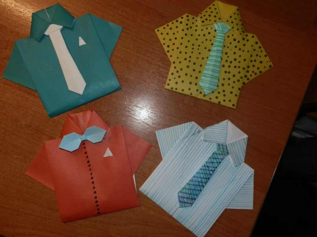 Подарок на день рождения папе из бумаги. Подарок папе рубашка. Подарок папе на 23 февраля рубашка. 23 Февраля рубашка с галстуком. Поделка на 23 февраля рубашка.