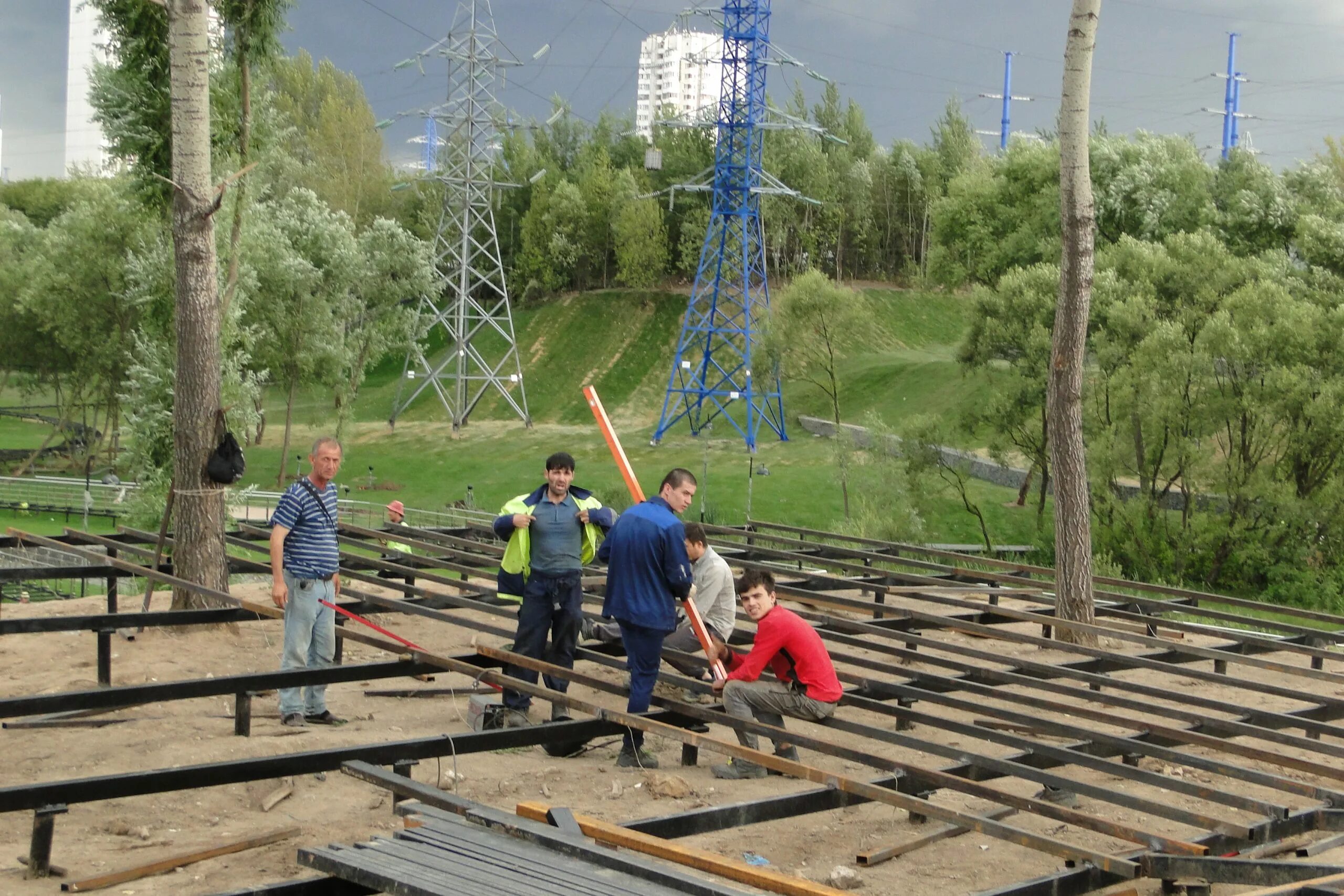 Еланцы стройка парка. На сколько обойдется городской парк строить. Парк краснодар до строительства. Построить парк. Благоустройство рабочие.