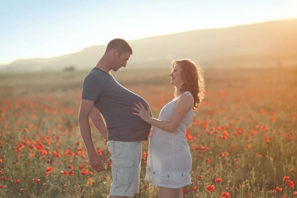 Беременность без мужчины. Семья с беременной женщиной. Беременные мужчины. Фотосессия в маках беременные. Фотосессия беременных семьей на природе.