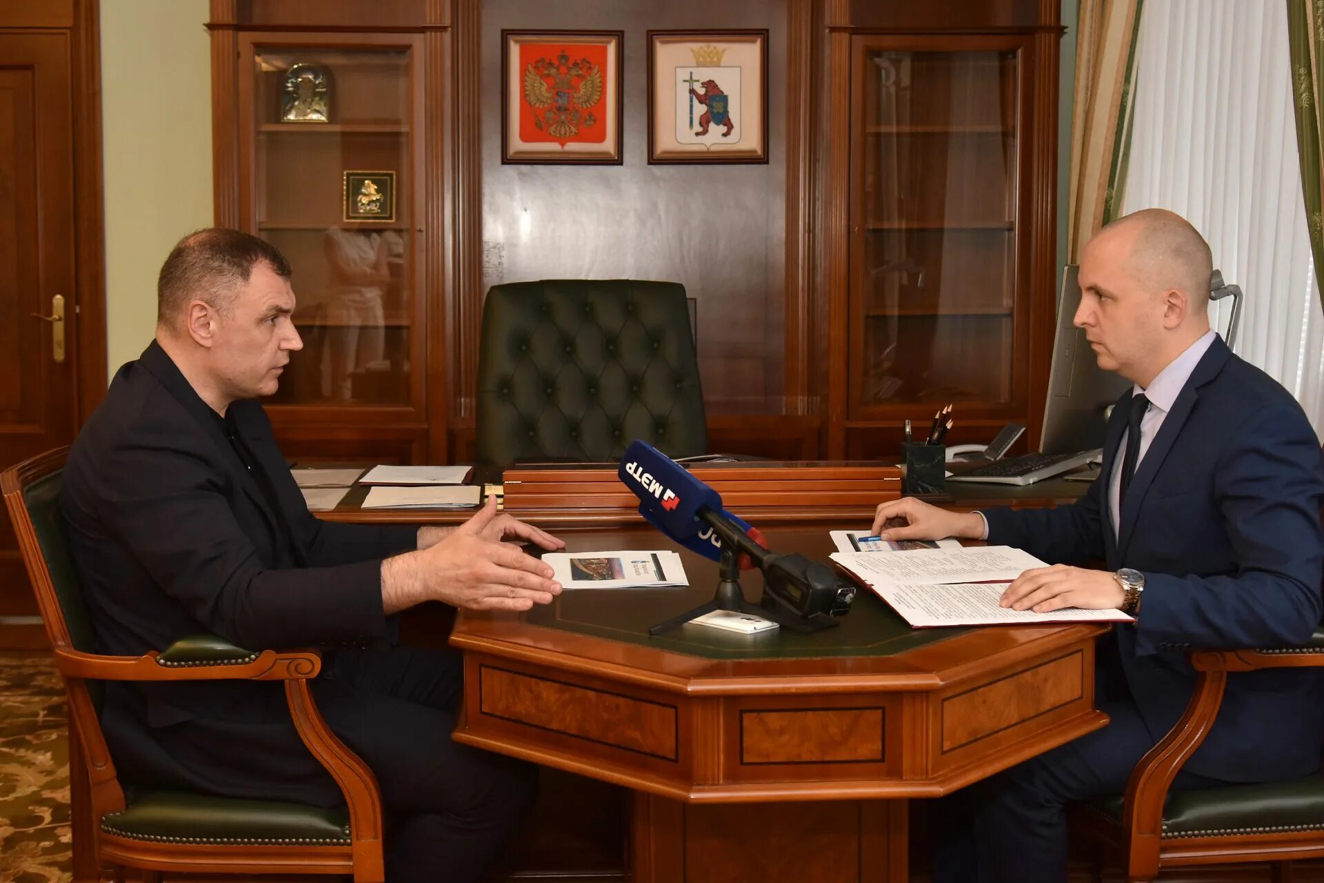 Путин в йошкар оле. Маслов евгений мэр йошкар олы. Маслов евгений мэр йошкар олы. Мэр и и олег с телефоном. Горе мэр.