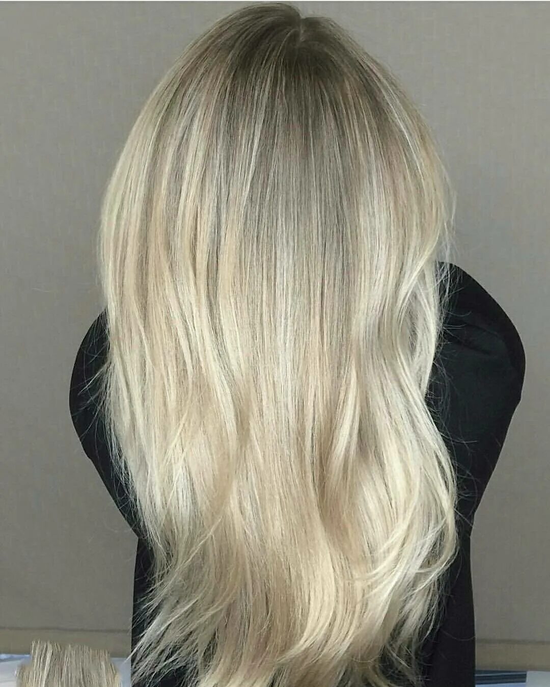 Сильвер блонд окрашивание. Пепельный грей оттенки волос. Сильвер блонд окрашивание. Смоки блонд пепельный. Цвет волос стальной блонд.