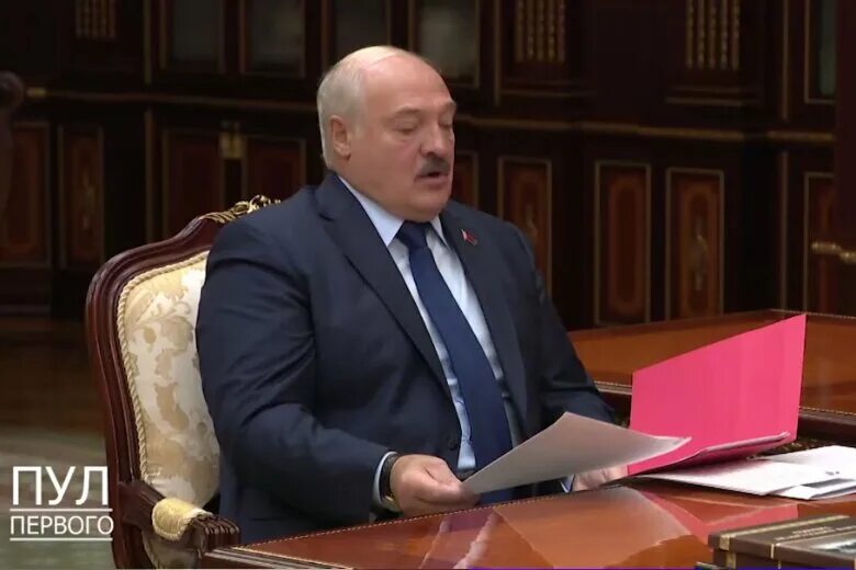 Лукашенко 2023. Лукашенко подписывает. Указ Лукашенко.