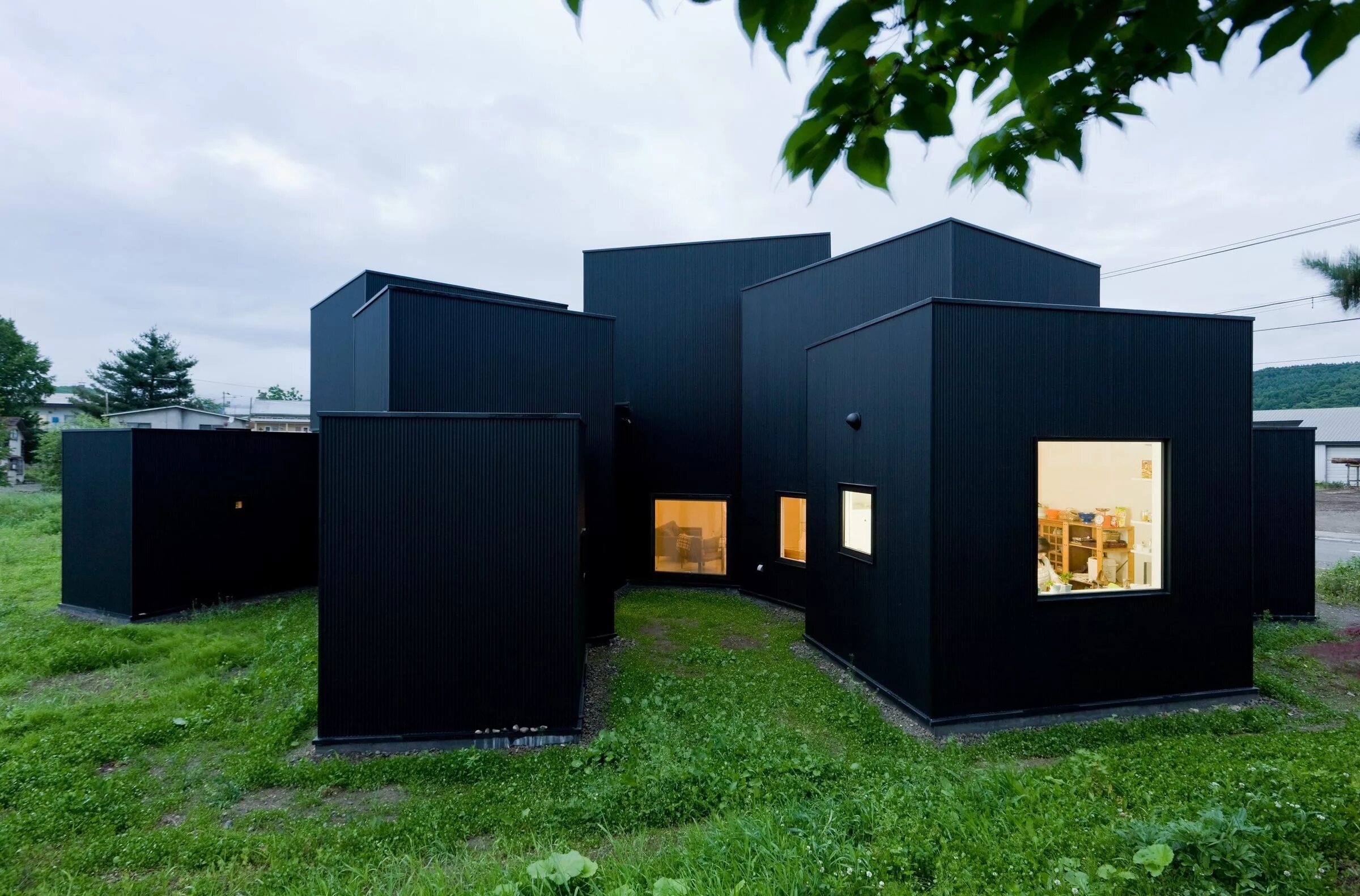 Cube house ош. Дом куб в кубе. Современный дом на склоне. Дом куб в кубе. Дом кубической формы.