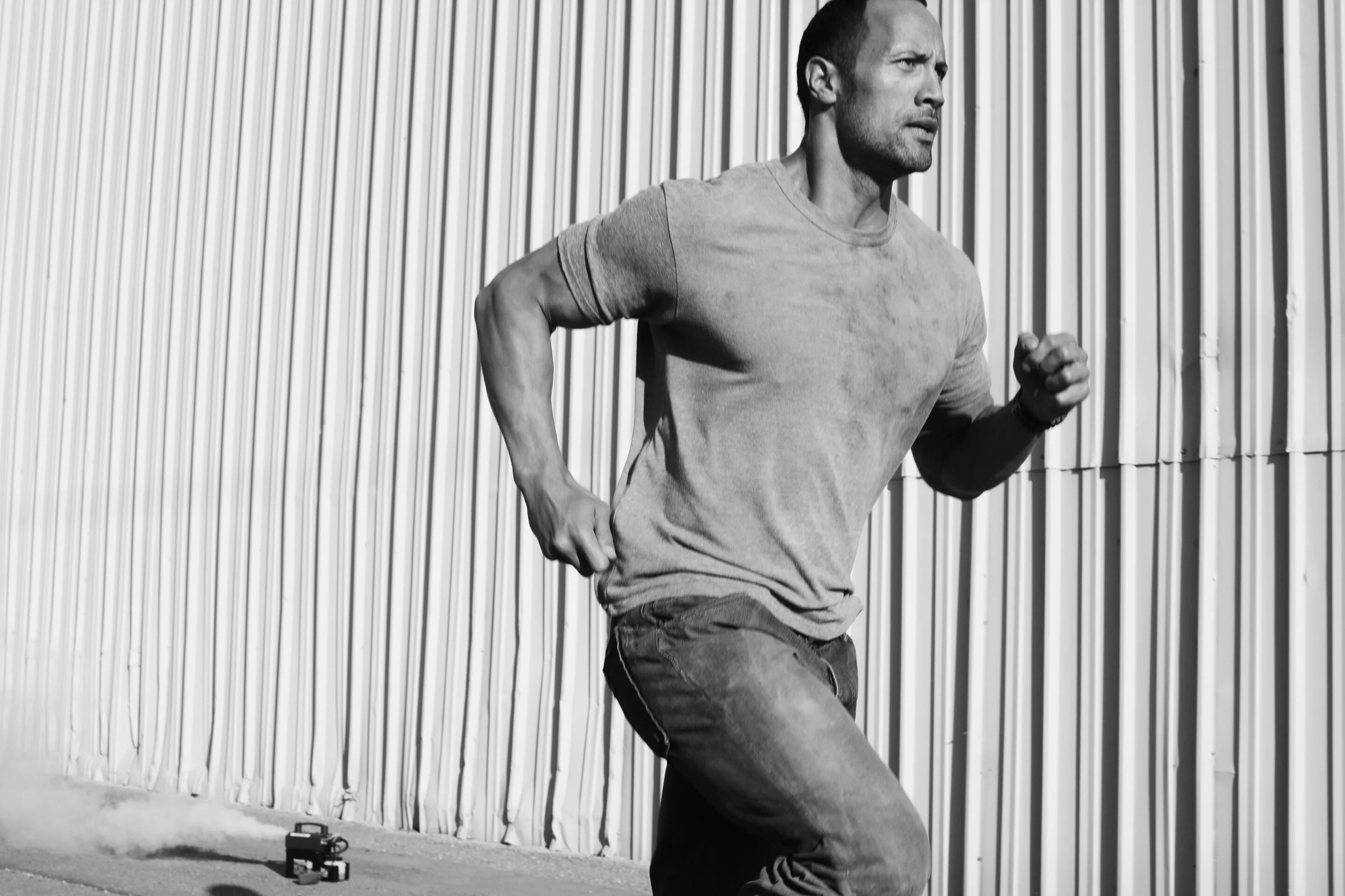 скала бежит. креативный прыжок. бег в горах. скала бежит. скала джонсон бег.