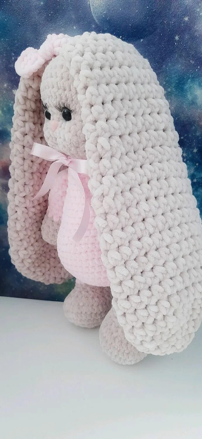 Вязаный заяц с длинными ушами. Плюшевые уши зайцу крючком. Плюшевый зайка амигуруми. Вязаная игрушка зайка с длинными ушами. Вязаный зайка из плюшевой пряжи.