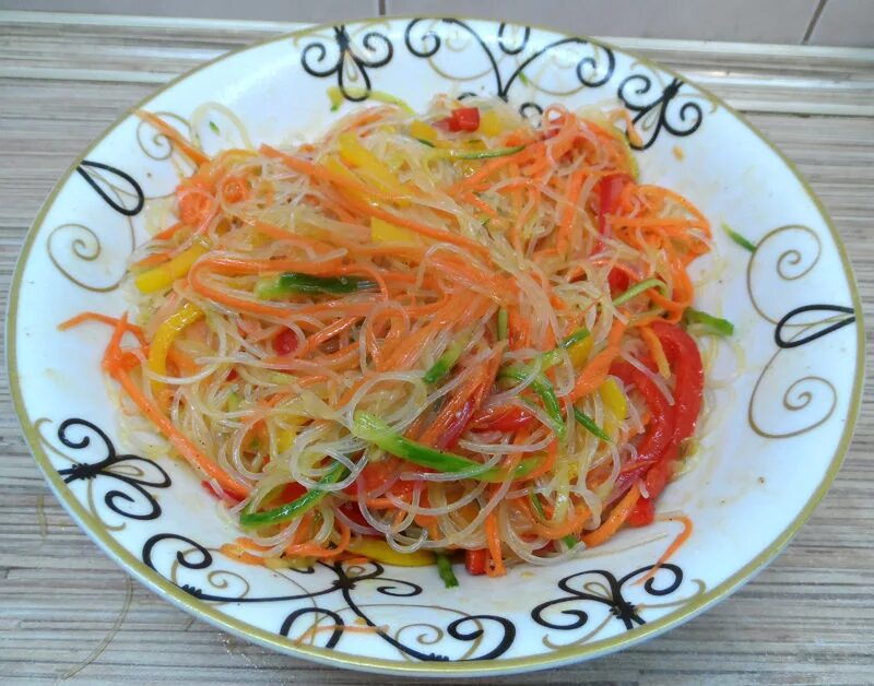 Фунчоза по-корейски. Фунчеза салат с овощами по-корейски. Корейские салаты фунчоза. Фунчоза с морковью по-корейски. Чапче корейское.