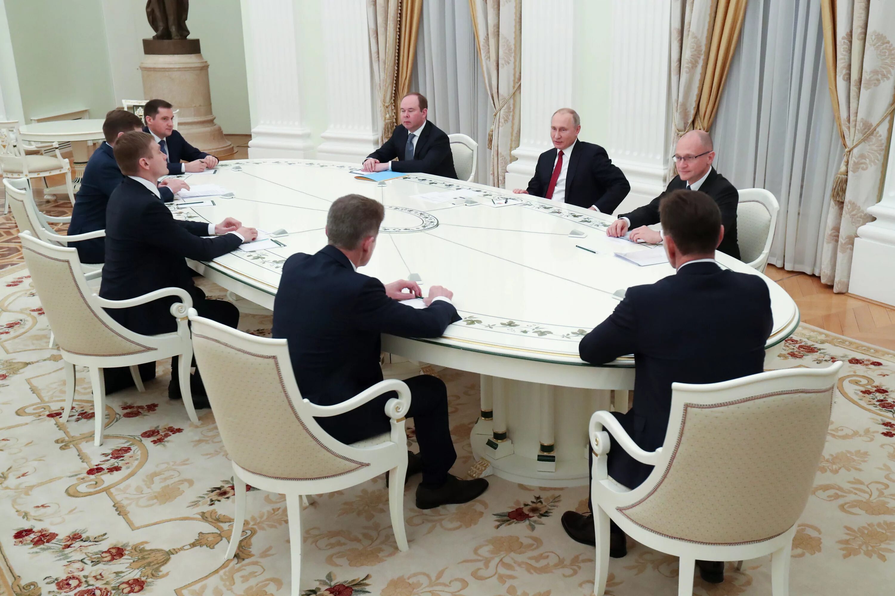 Стол переговоров Путина. Российская сторона переговоров