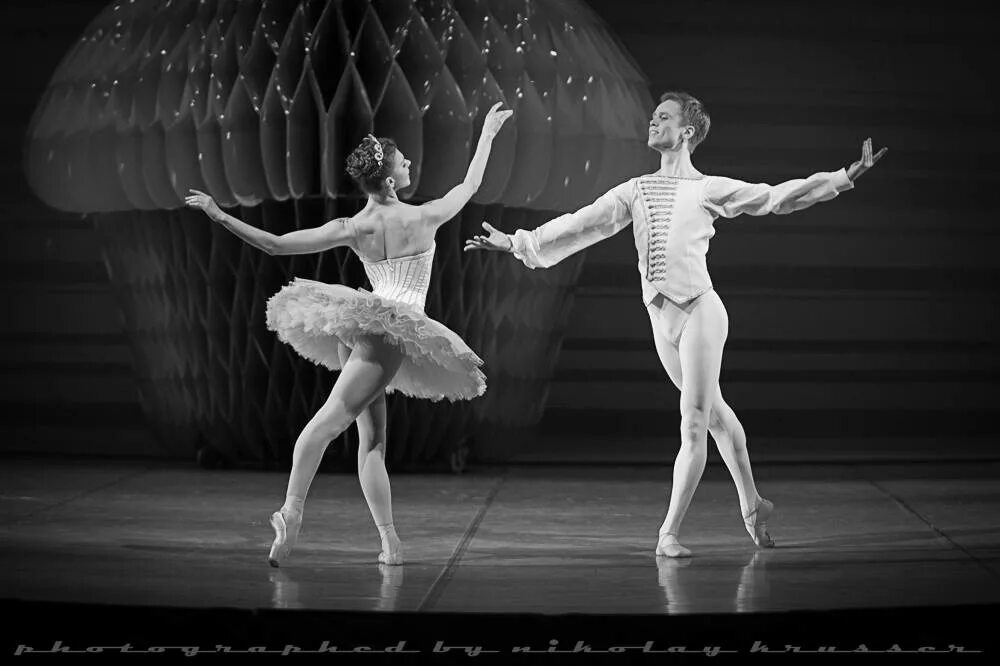 Сарафанов балетный танцовщик. Сарафанов балет. Сарафанов леонид михайловский театр. Сарафанов балет. Леонид сарафанов балет.