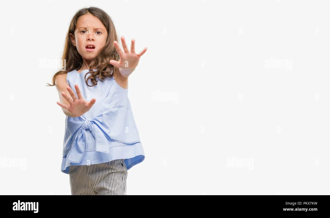 Девочка боится первого раза. Тревожный ребенок. Xenia kokoreva модель. Девочка в первый раз броится. Девочка боится первого раза.