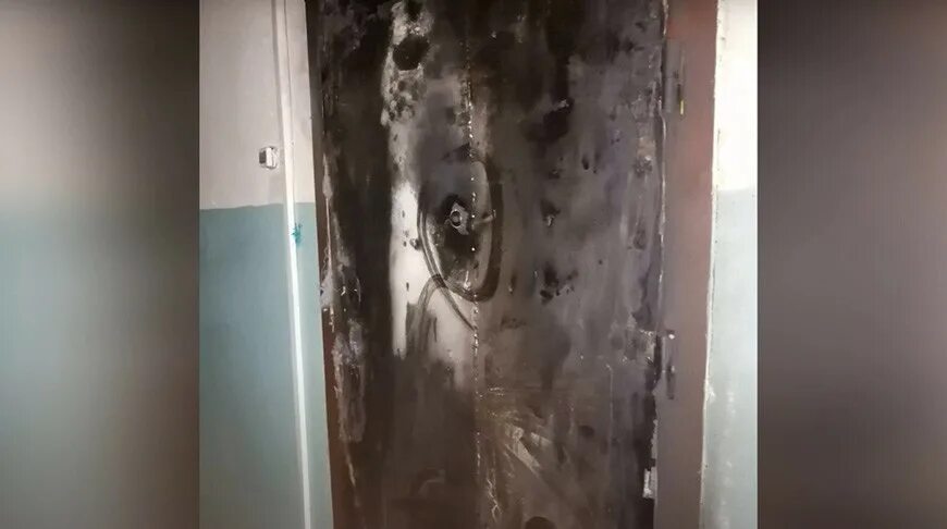 Подпалили дверь в квартире брянск недавно. Сгоревшая дверь в подъезде. Горящая дверь. Поджигатели дверей в квартире. Сгоревшая дверь.