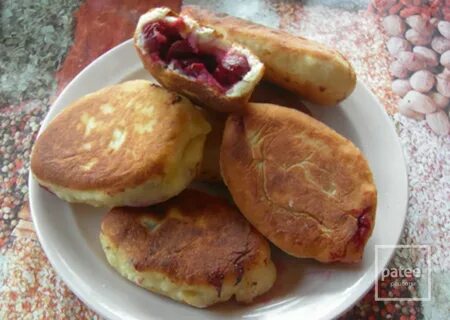 Пирожки с вишней на сковороде