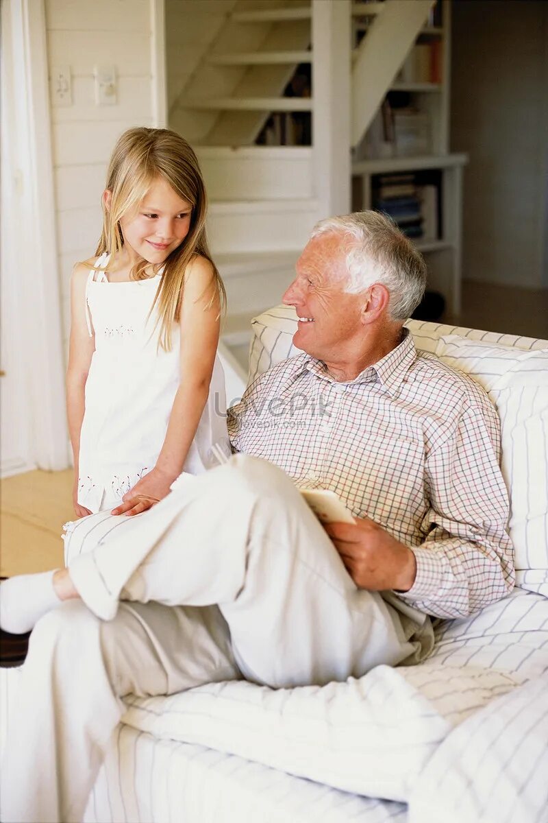 Дед внучкой занимается. Дедушка внучку. Дедушка и молодая девушка. Granddaughter внучка. Ин ц е с т дед и внучка.