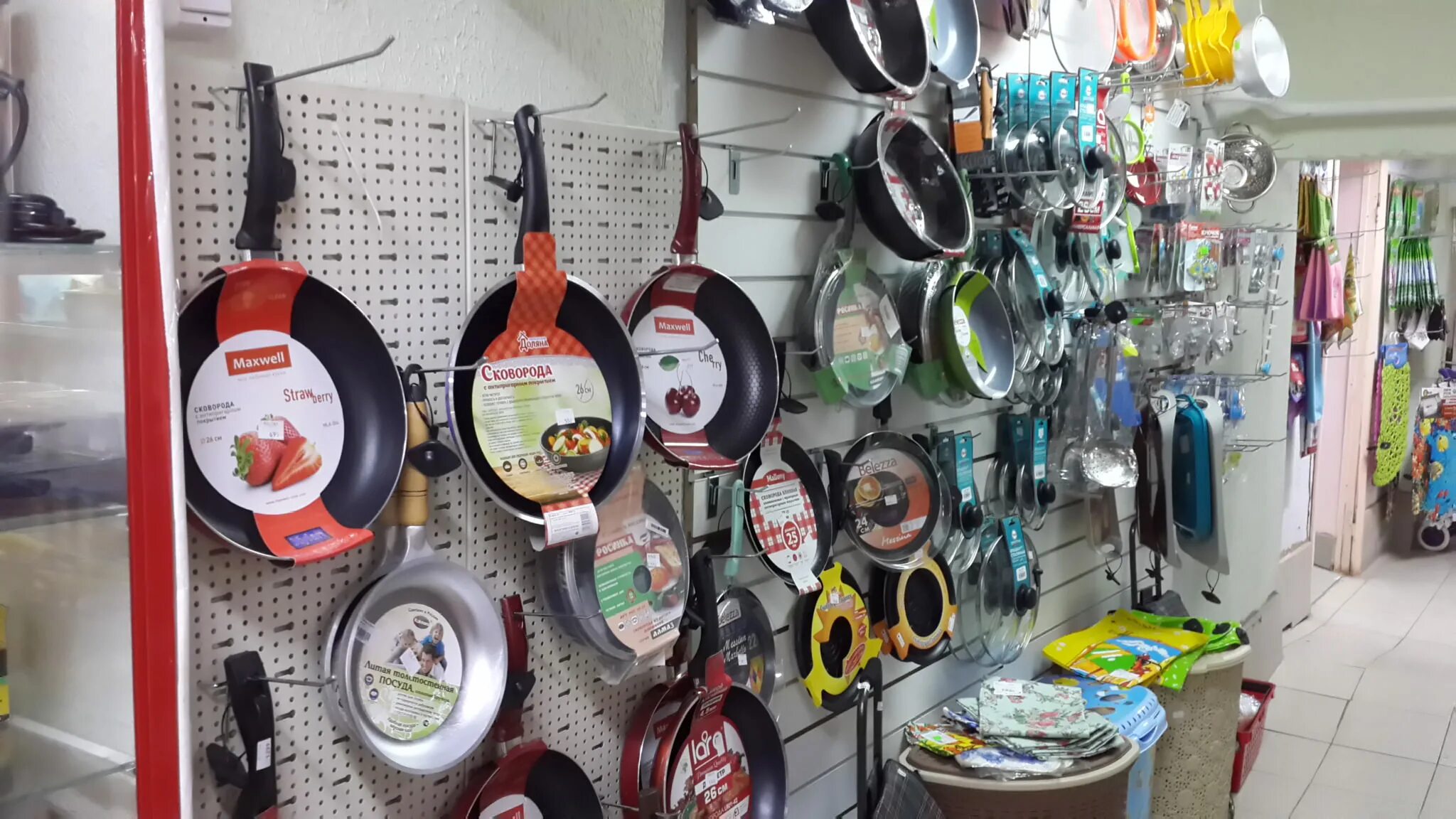 Хозмаг коньково. Хозяйственный магазин часы работы. Ассортимент строительного магазина. Магазин хозтоваров. Стройматериалы сантехника.