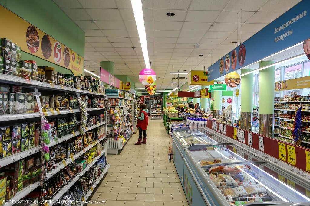 много косметики зелёной. товары в магазине великий. магазин в каждом доме. магазин каждый день. питерские витрины.