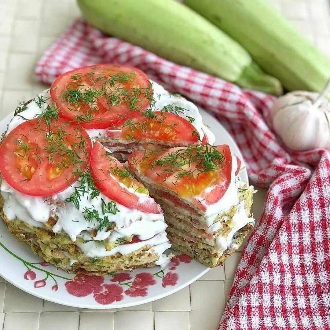 Кабачковый торт с помидорами и чесноком. Кабачковый торт. кабачковый закусочный торт. торт из кабачков с помидорами. кабачковый закусочный тортик.