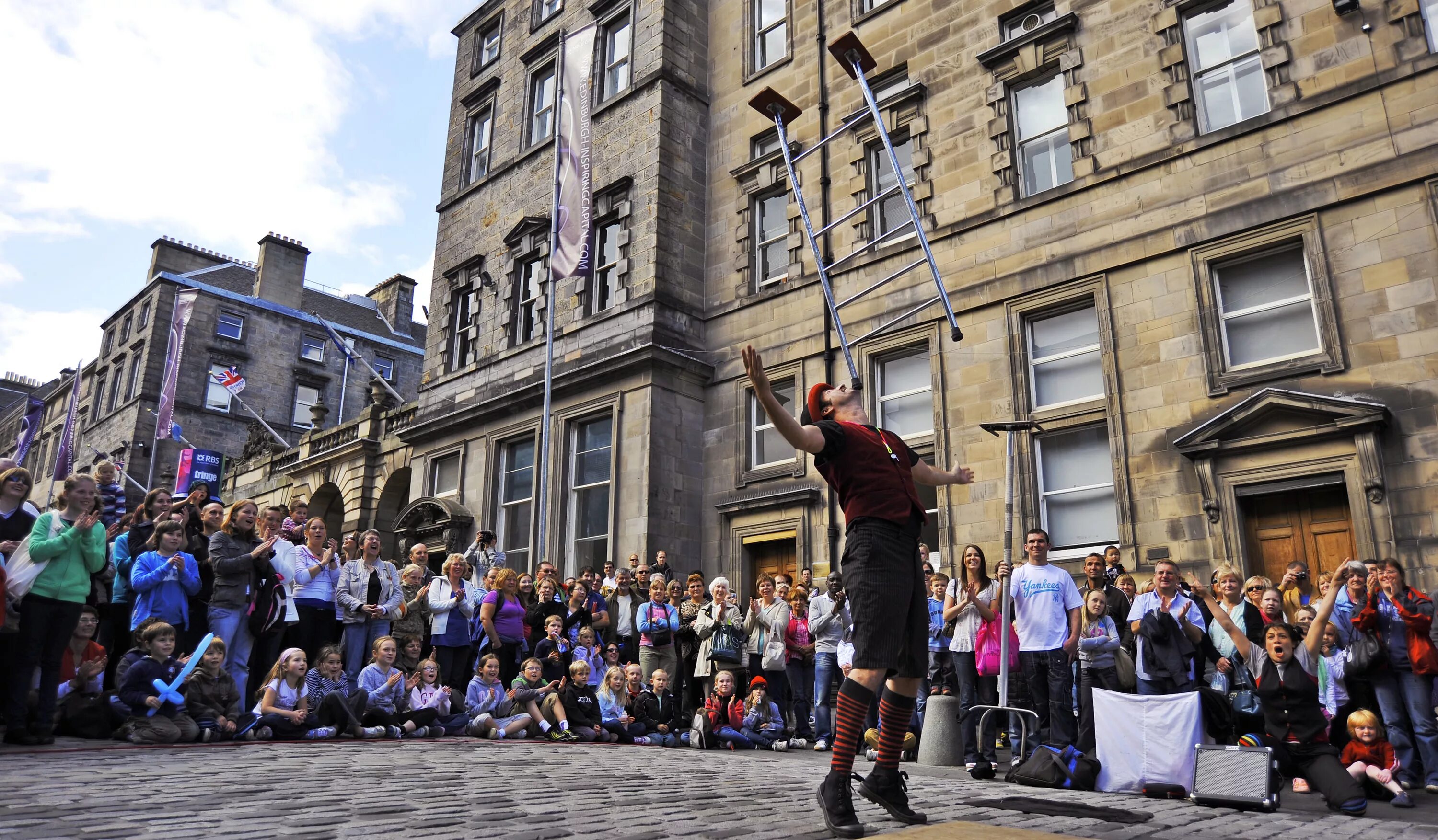 Эдинбургский фестиваль в шотландии. Эдинбург фестиваль. The edinburgh festival was established. Фестиваль фриндж в великобритании. Фестиваль фриндж.