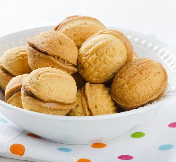 Пирожные орешки со сгущенкой. Печенье с орехами. Орешки с вареной сгущенкой. Пирожное орешек. Орехи со сгущенкой.