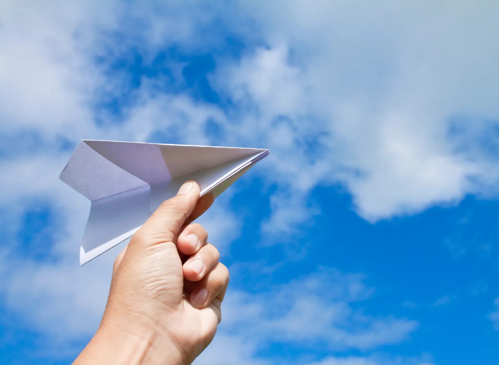 Фотосессия с бумажными самолетиками. День бумажных самолетиков 25 апреля картинки с надписями. День бумажных самолетиков. День бумажных самолетиков. Красивый бумажный самолетик.