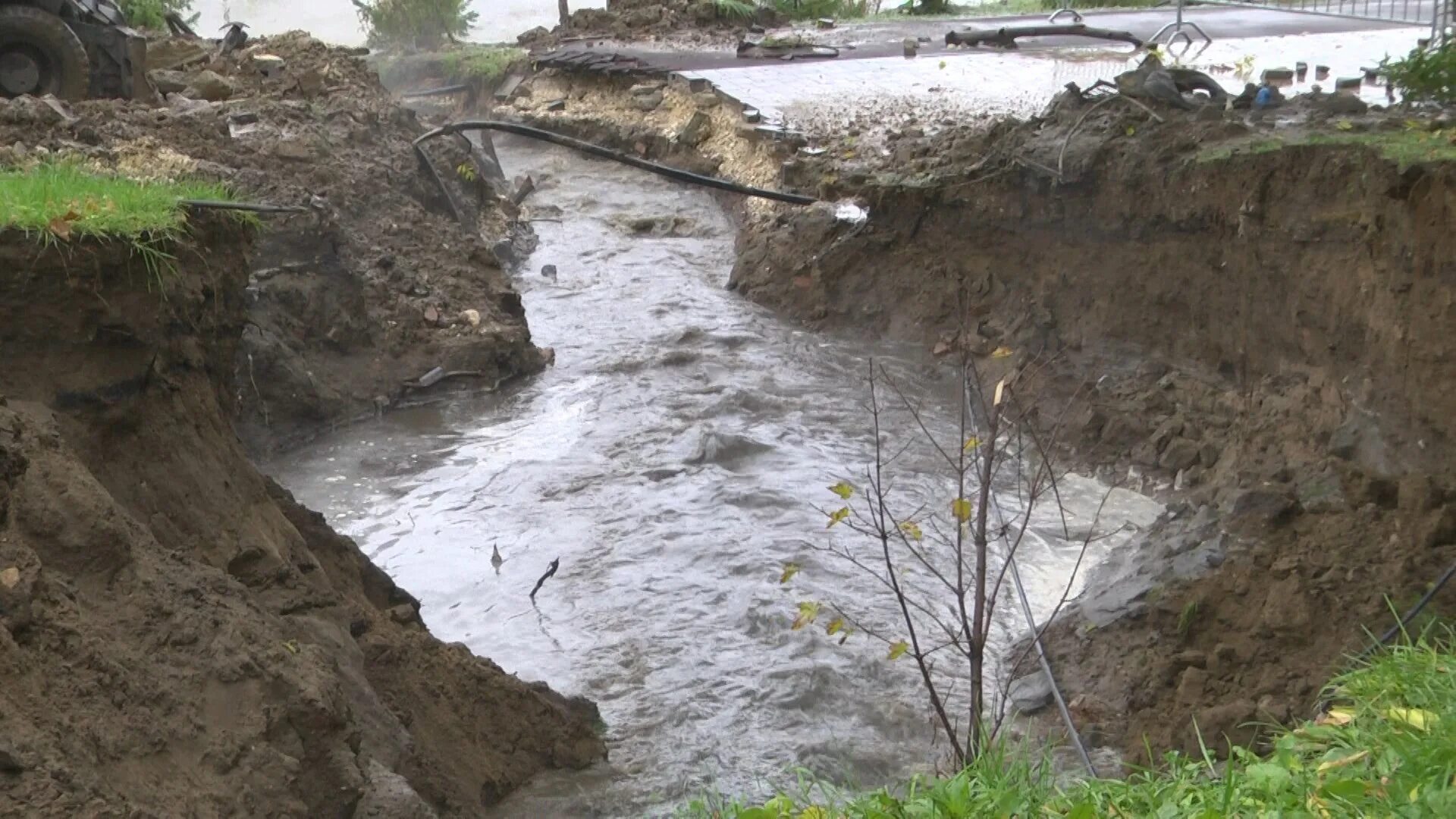 Волгоград советский вода. Река царица Волгоград. Прорыв трубы в Волгограде. Коллектор реки царица. Коммунальная авария в Волгограде.