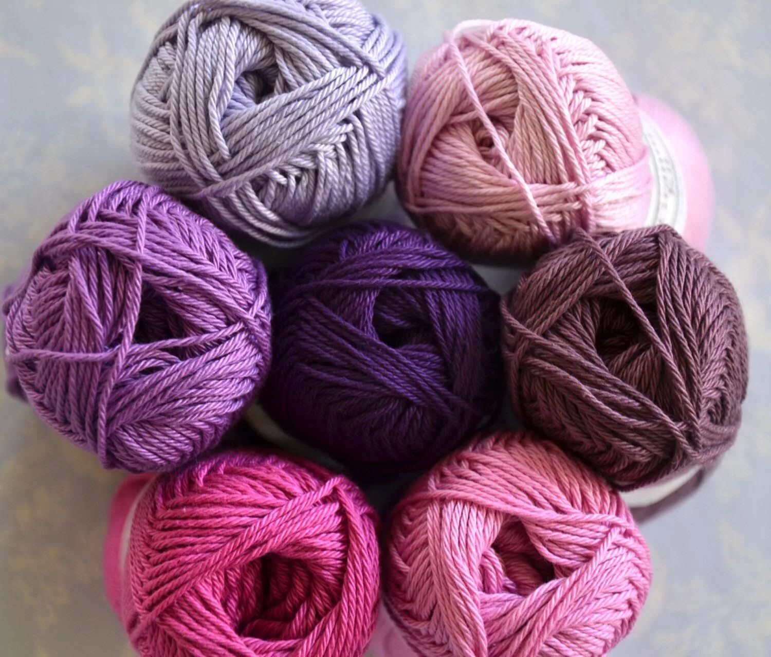 Фиолетовые нитки для вязания. Розовые нитки для вязания. Нитки для вязания сиреневого цвета. Цветная пряжа для вязания. Разные нитки вязание