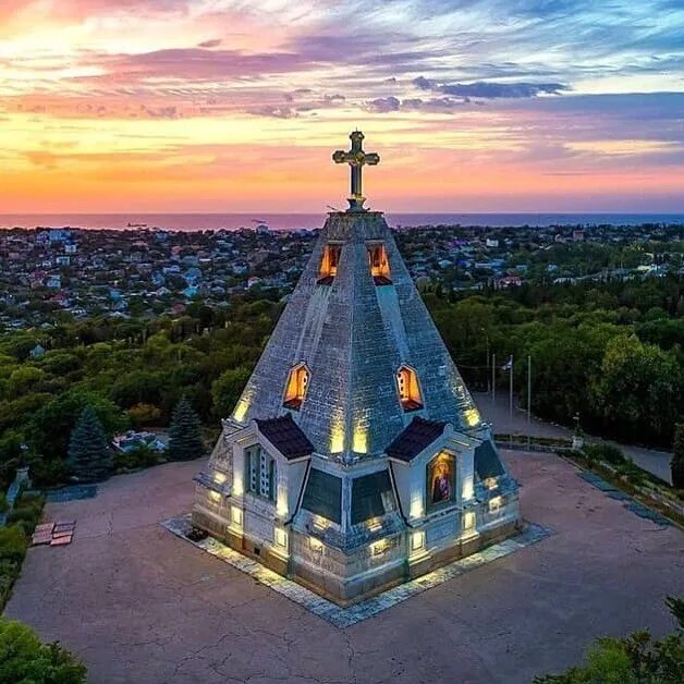 Церковь пирамида в Севастополе. Храм Братское кладбище Севастополь. Храм-пирамида Святого Николая. Свято никольского храма севастополь