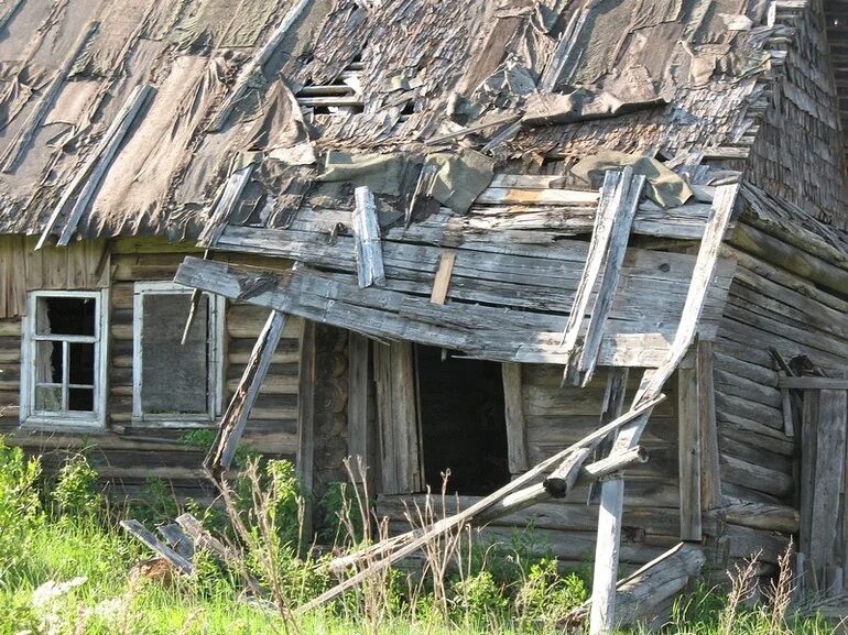 Мертвые дома в деревне. Разрушенный деревянный дом. Старый деревянный дом разваливается. Разрешенный деревянный дом. Разрушенные Деревенские дома.