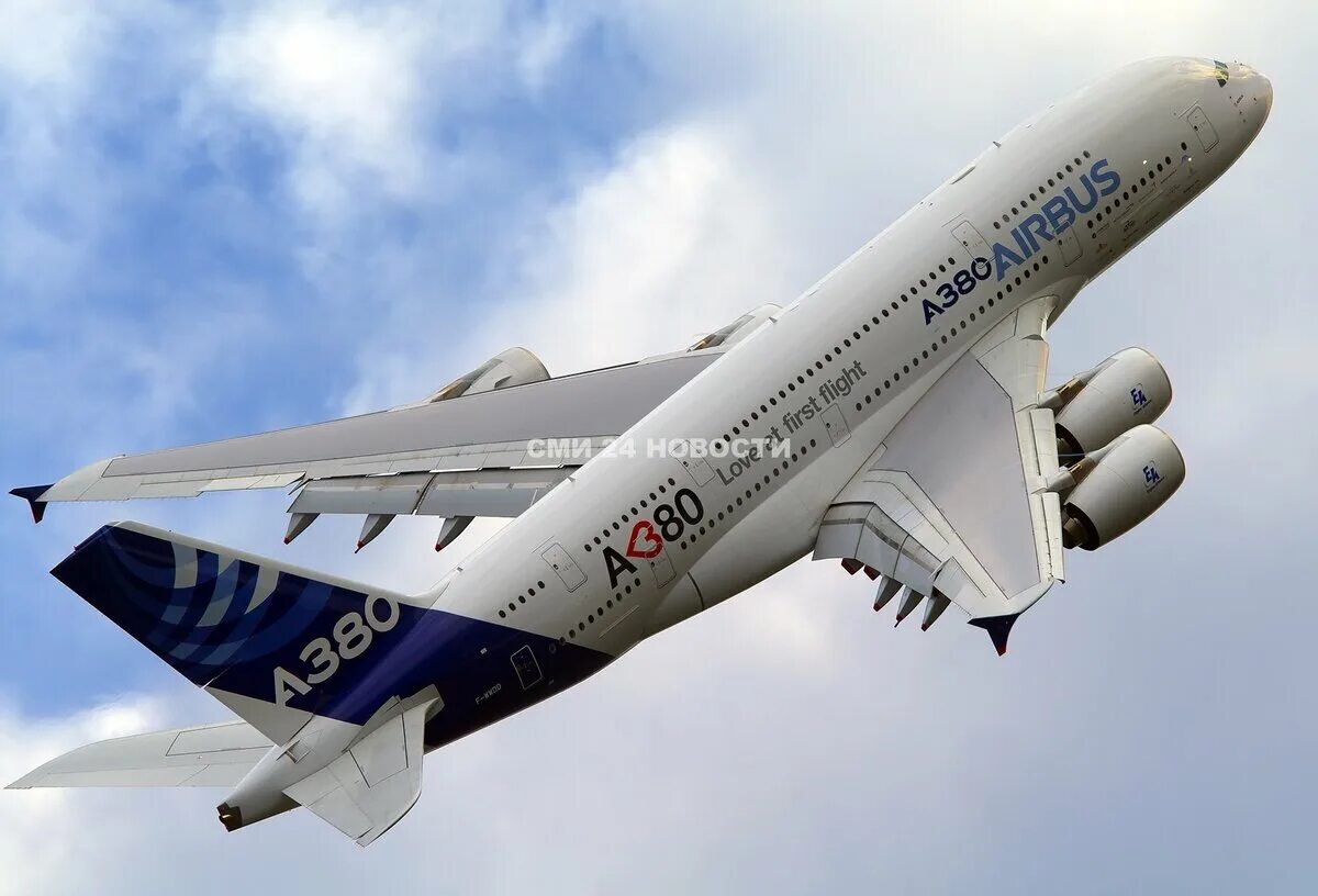 Airbus a380. Airbus 380 крыло. Airbus a380 разрядники. Аэробус а380 плюс. Самолет плюс нижний