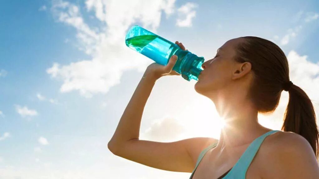 Пить воду. Вода летом. Польза. Жара. Пейте легкую воду