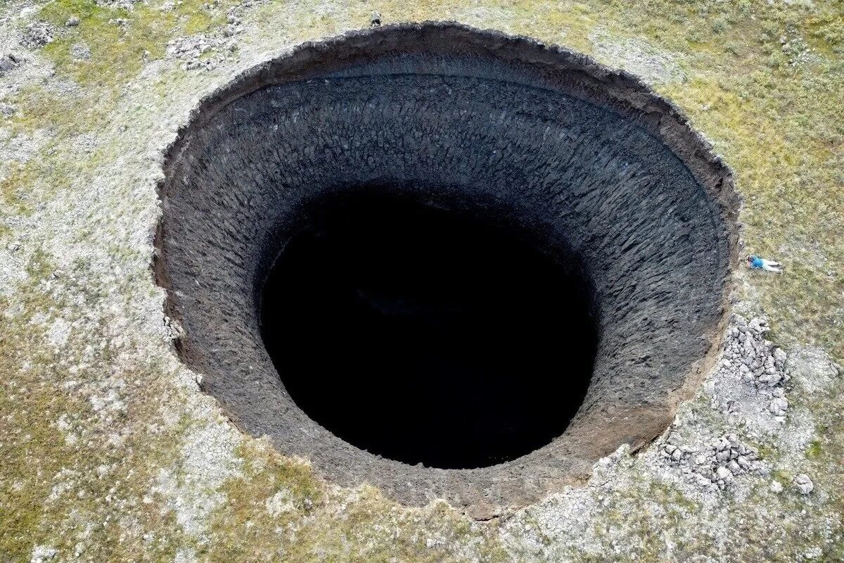 Где дыра. Дыра в земле узкая. Газовая воронка на ямале. Где дыра. Газовая воронка на ямале.