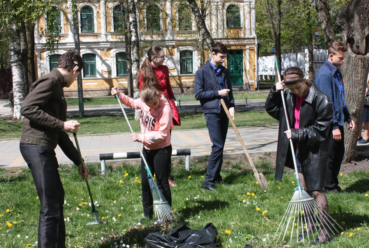 Субботник в школе отчет. Субботник школьников в Хасавюрте гимназия 3. Субботник. Городской субботник. Субботник в школе.