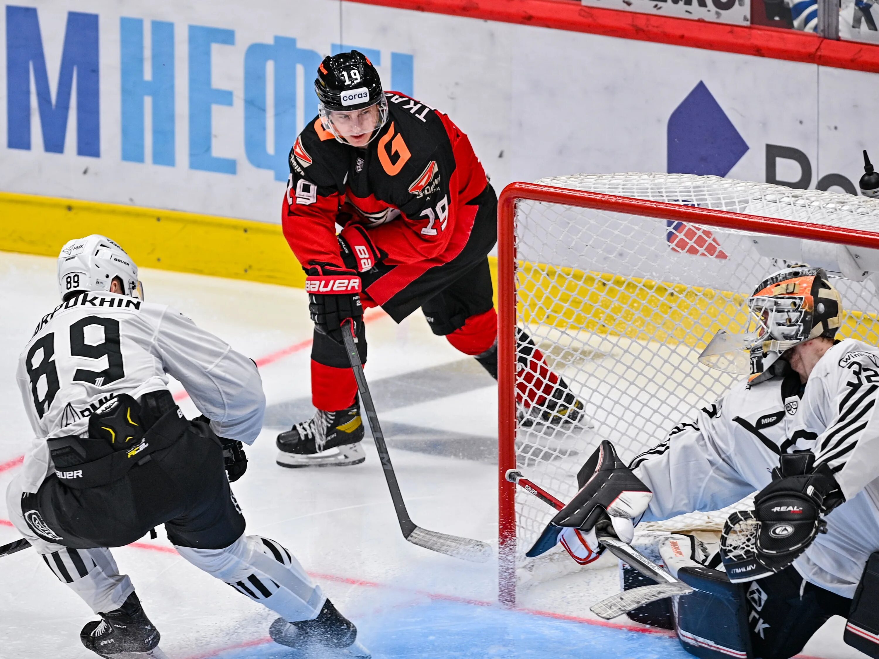 Авангард трактор счет. Ярослав косов хоккеист. Хоккей трактор авангард. Ярослав косов хоккеист. Матч авангард против трактор.