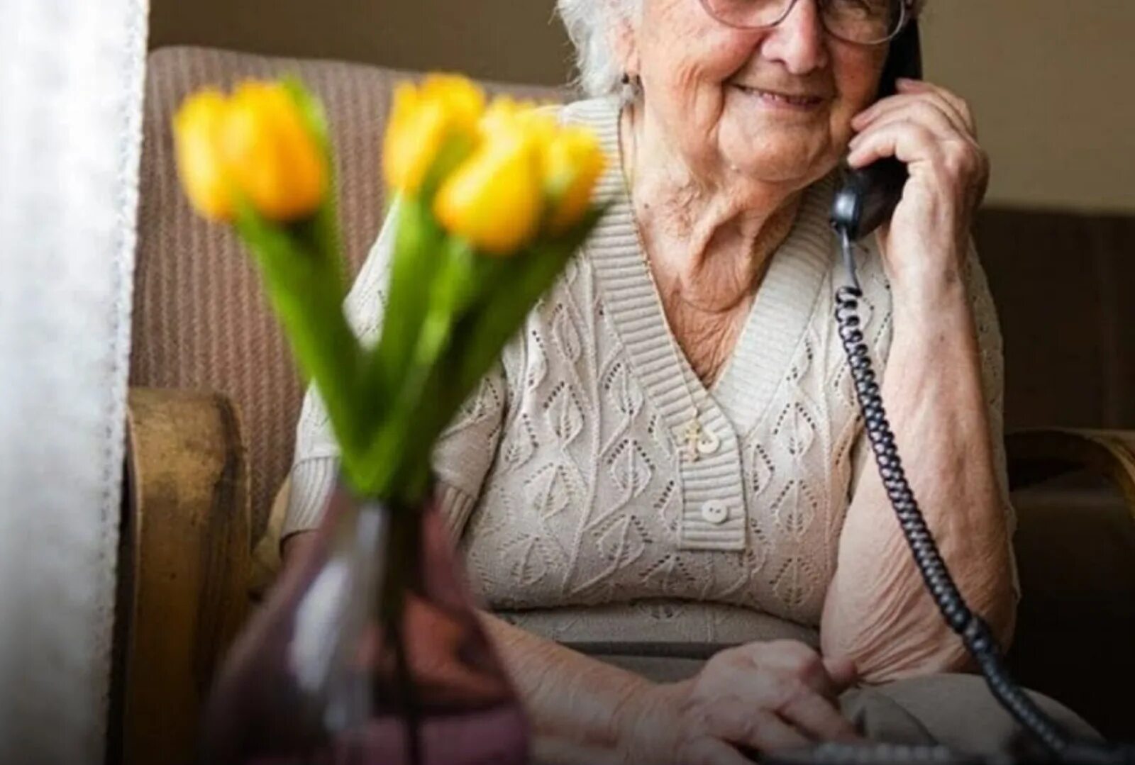 Старушка пенсионерка. Пенсионерка. Бабушка пенсионерка. Городская бабушка. Старушка пенсионерка.
