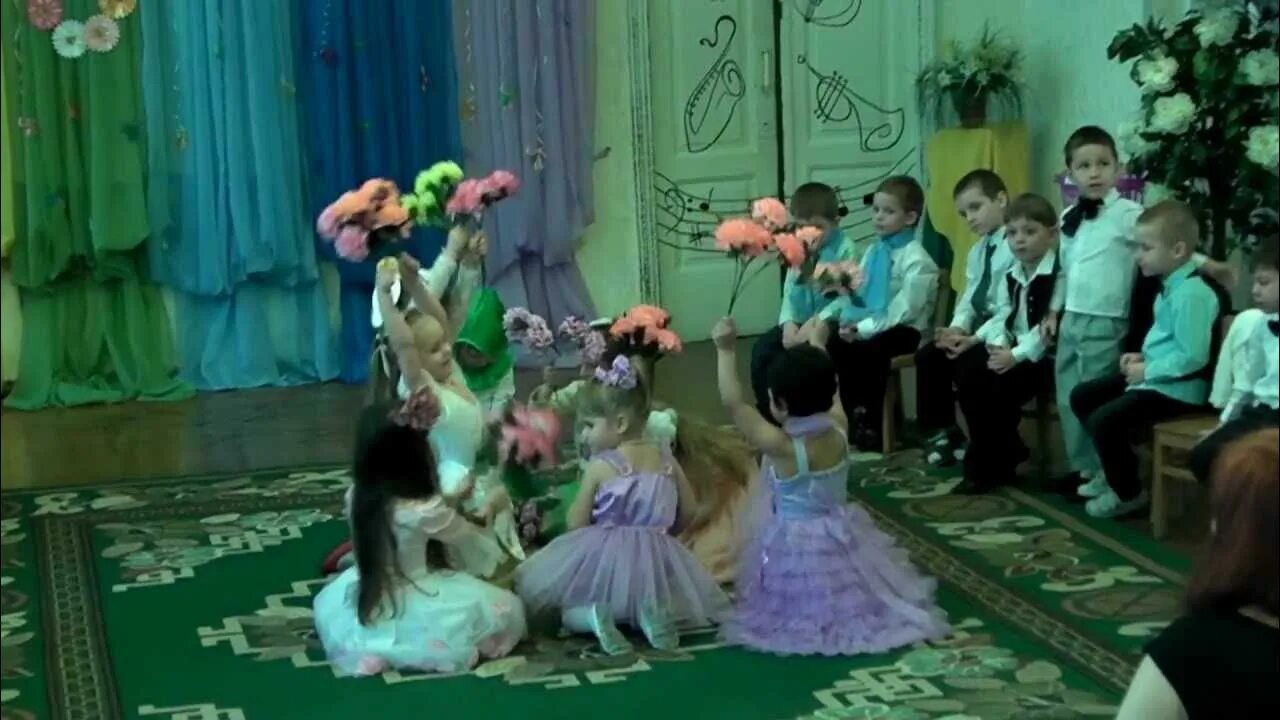Танец цветов mp3. Танец с цветами в детском саду. цветочек для танца в младшей группе. танец цветов в младшей группе. танец с цветами для детей средней группы.