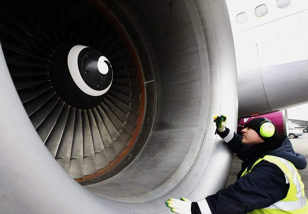 Турбина самолета человек. Airbus a320 турбина. Двигатель самолета. Попадание птицы в двигатель самолета. Турбина от самолета.