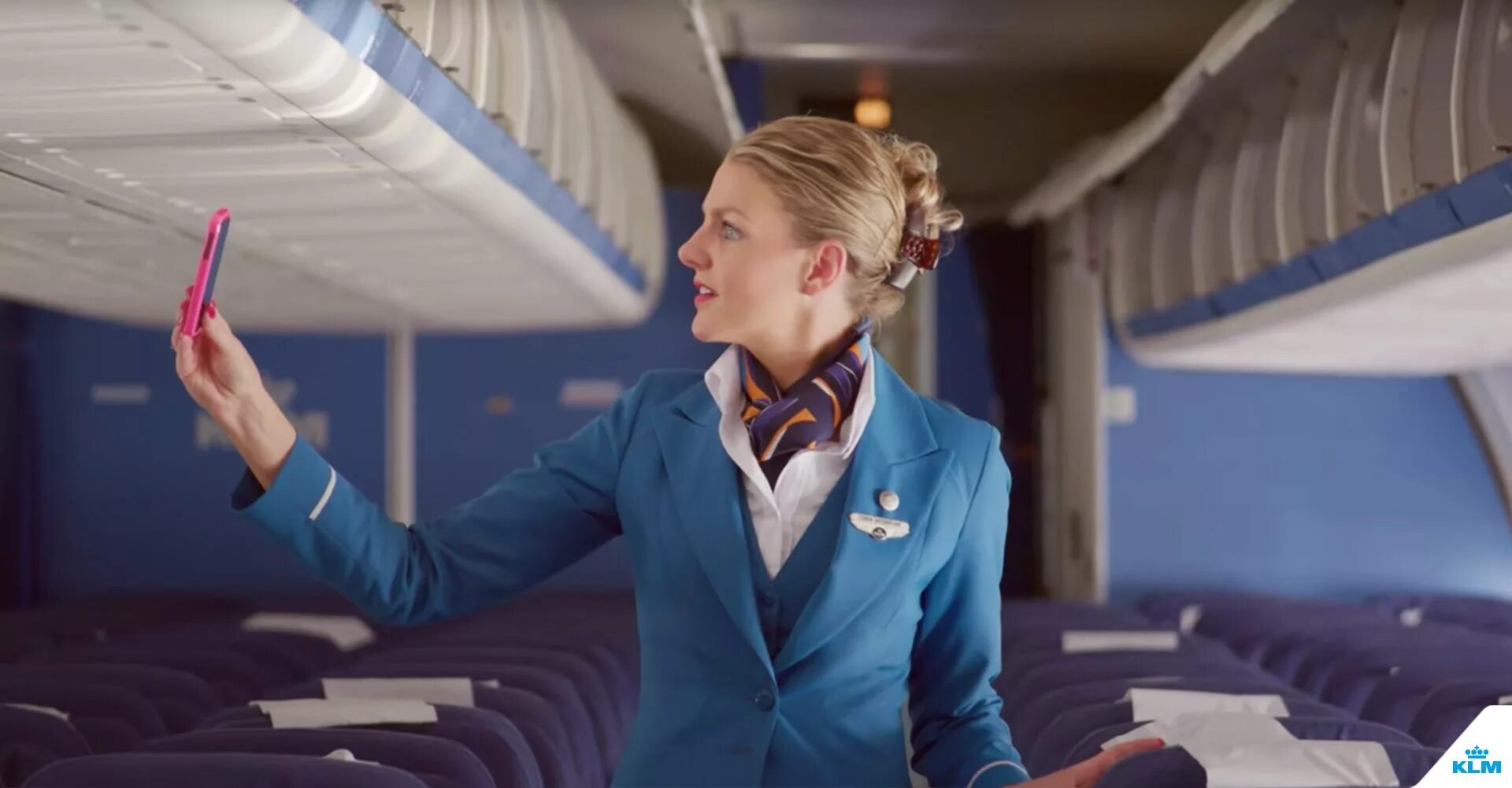 Толстые вещи в самолете. Оставил вещь в самолете. Оставил вещь в самолете. Отсек для ручной клади в салоне самолета. Авиаперевозки пассажиров.