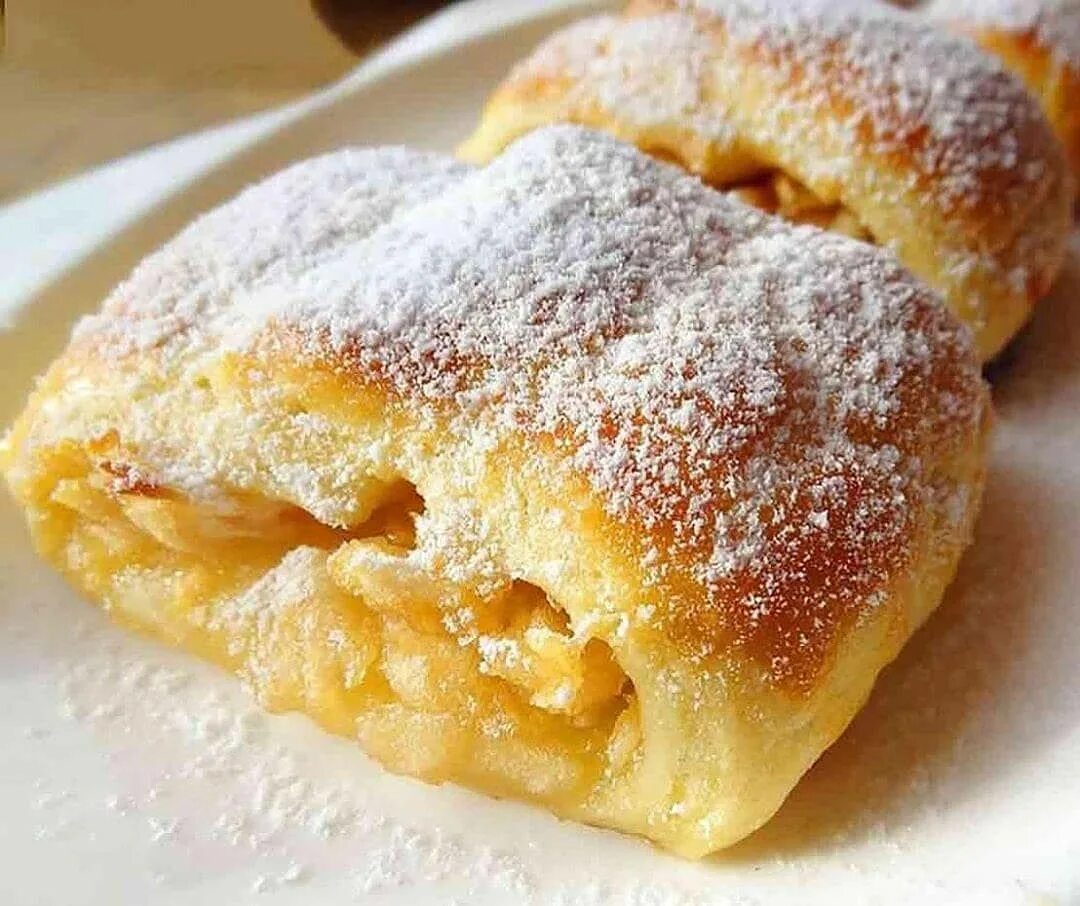 Вкусный сметанник с изюмом. Выпечка со сметаной и маслом. Выпечка со сметаной и маслом. Сметанник с изюмом. Запеканка с творогом.