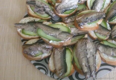 Банки со шпротами