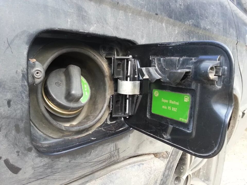 6. Honda 2. Лючок бензобака форд фокус 2 1. Как снять лючок бака. Крышка бака ситроен с4 2007.