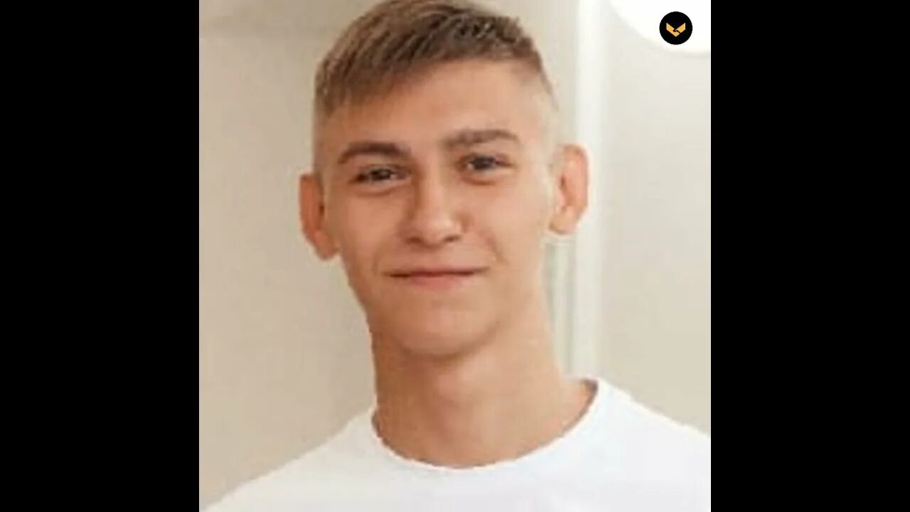 Пацан спас девочку. 17 летние пацаны живут. 30 летний мужик притворился школьником.