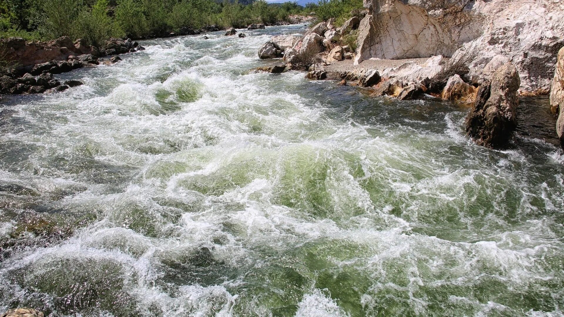 Обрушивается поток воды. Терек река бурная. Пороги реки Гладышевки. Бурливая река. Бурная Горная река Терек.