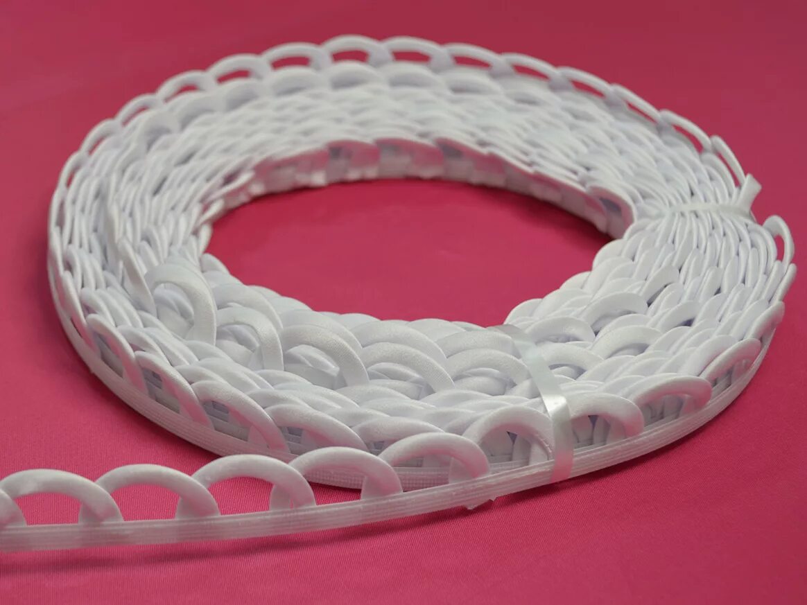 Резинка с перфорацией 20мм белый. Резинка с отверстиями. Петля резинка для пуговицы. Навесные петли для пуговиц. Петелька для пуговицы.