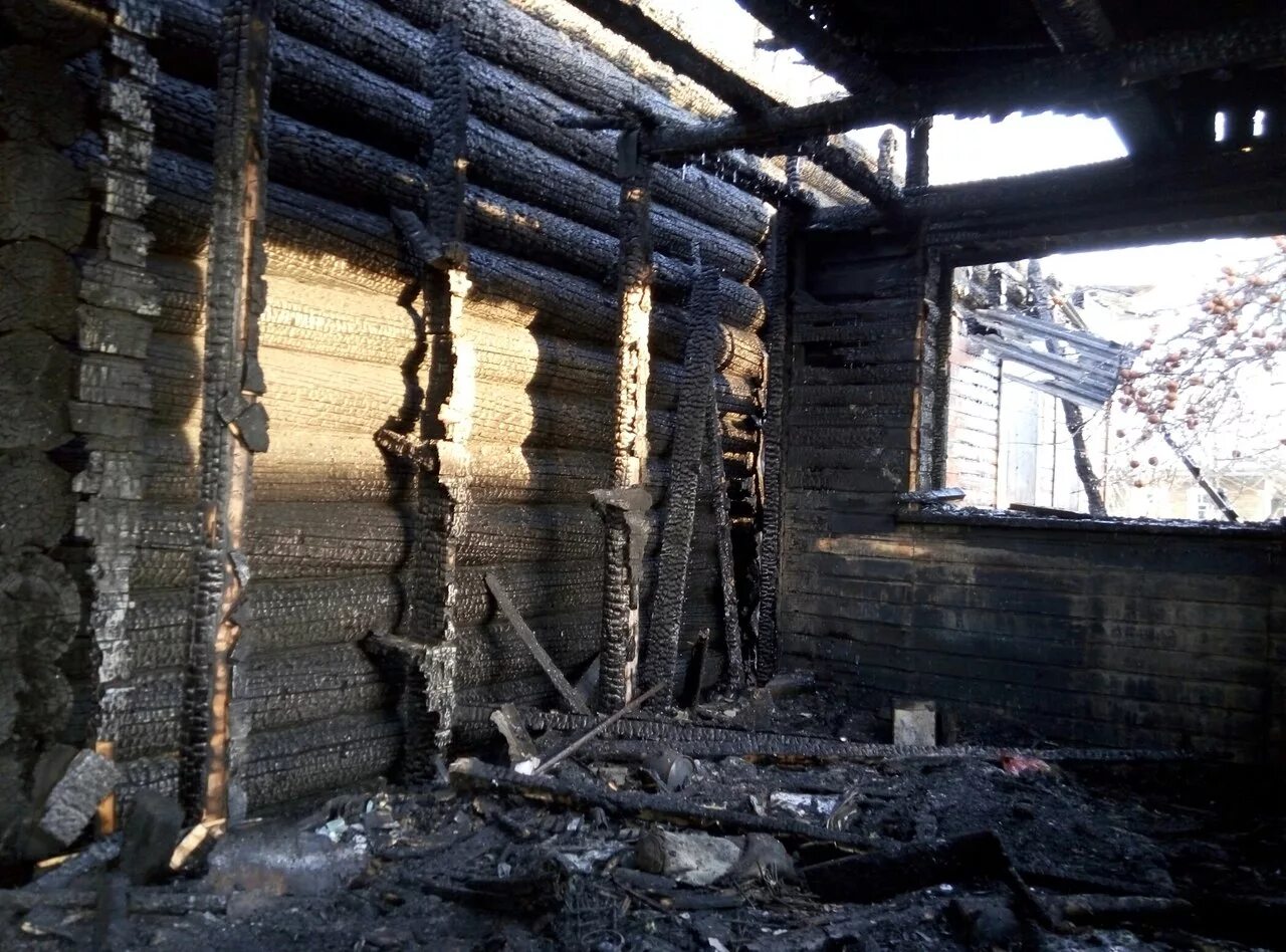 Построить дом после пожара. Разрушенный деревянный дом. Деревянный дом после пожара. Развалины сгоревшего дома. Дом после пожара внутри.