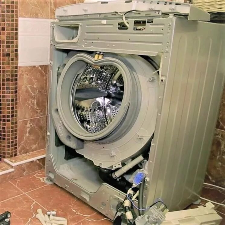 Разбитые стиральные машины. Сломанная стиральная машина. Поломанная стиральная машина. Разобранная стиральная машина. Ремонт стиральных машин.