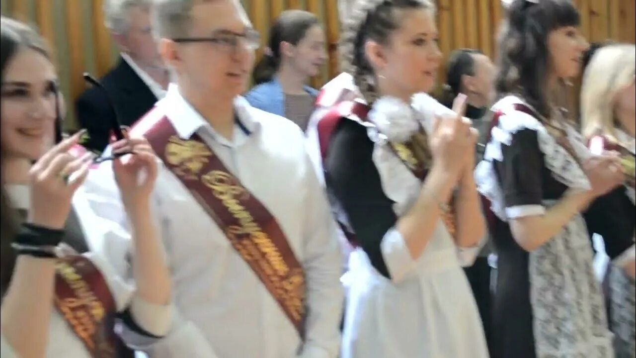 Выступление на выпускном в школе. Выступление выпускников. последний звонок курские школы. выпускной 2025 11 класс. последний звонок 2025.